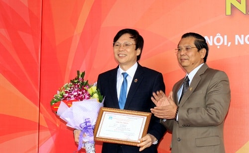 Phó Chủ tịch Thường trực Hội Nhà báo Việt Nam Hồ Quang Lợi bất ngờ khi được trao Giải Nhất Giải báo chí Ngô Tất Tố