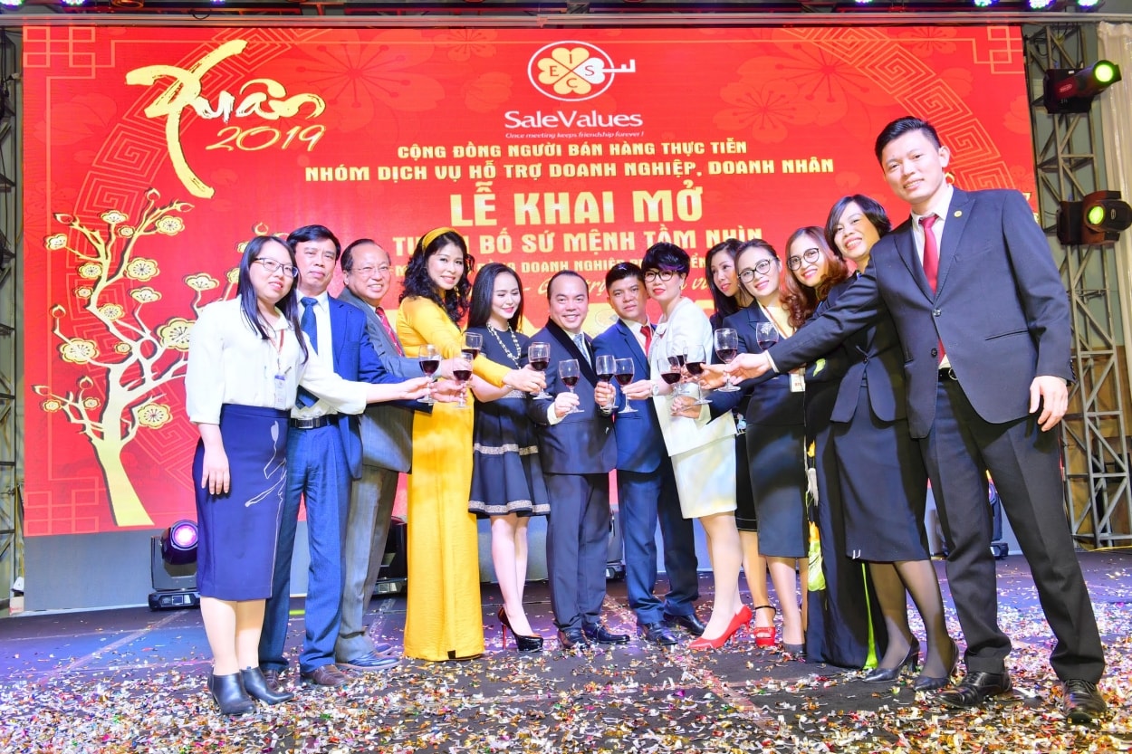 Các thành viên sáng lập Cộng đồng người bán hàng thực tiễn và khách mời cùng nâng ly khai tiệc