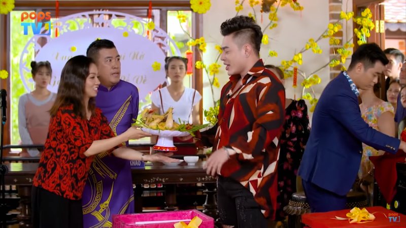 Đây được gọi là sính lễ “gà chín cựa” tức “gà chín thì hết cụ cựa” của Sơn Gà (Lê Dương Bảo Lâm - phải)