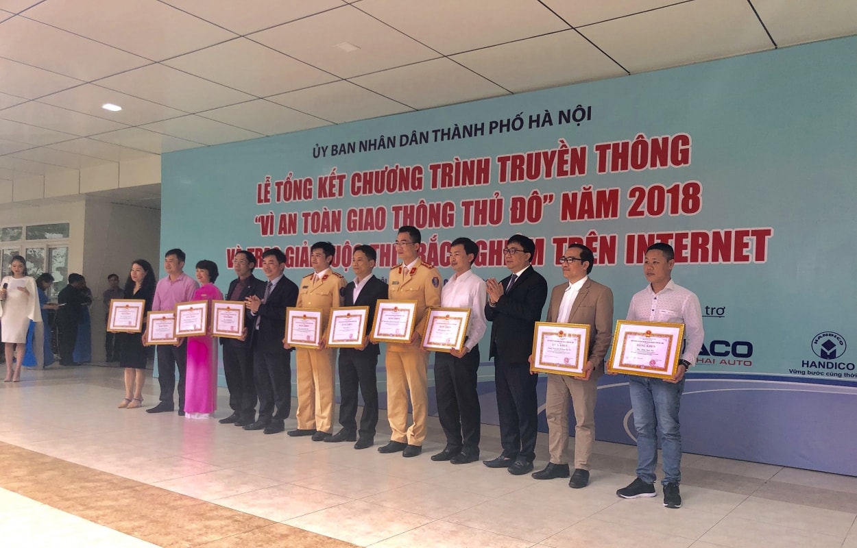 Ban Tổ chức trao Bằng khen của UBND cho các cá nhân, tập thể có đóng góp trong chương trình truyền thông