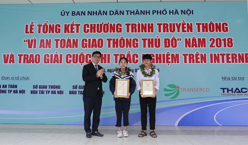 Giám đốc Sở Giao thông Vận tải TP Hà Nội Vũ Văn Viện trao Giải Nhất cho 2 thí sinh