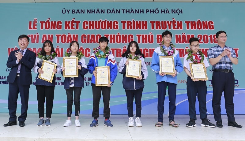 Ban tổ chức trao Giải nhì cho 6 thí sinh