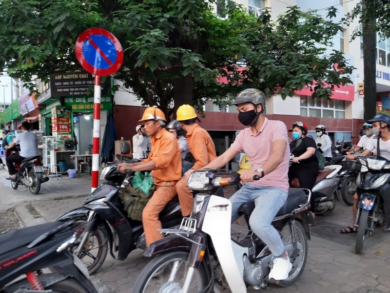 Vỉa hè Hoàng Quốc Việt biến thành lòng đường via he hoang quoc viet bien thanh long duong