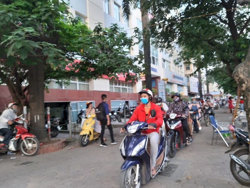 Vỉa hè Hoàng Quốc Việt biến thành lòng đường via he hoang quoc viet bien thanh long duong