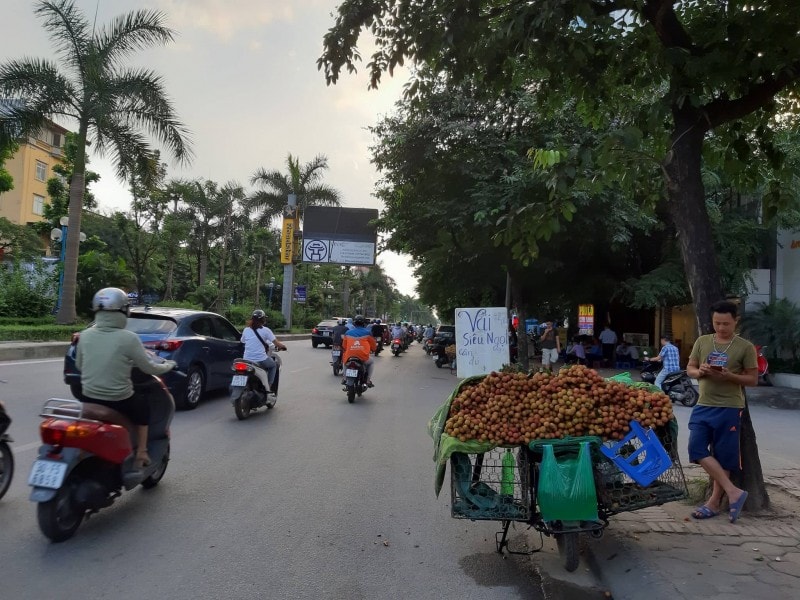 Vỉa hè Hoàng Quốc Việt biến thành lòng đường via he hoang quoc viet bien thanh long duong
