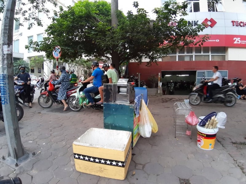 Vỉa hè Hoàng Quốc Việt biến thành lòng đường via he hoang quoc viet bien thanh long duong