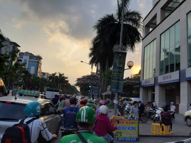 Vỉa hè Hoàng Quốc Việt biến thành lòng đường via he hoang quoc viet bien thanh long duong
