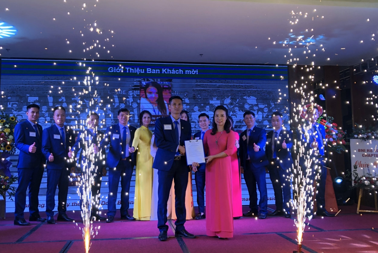 Ông Bùi Kim Hùng nhận quyết định bổ nhiệm làm Chủ tịch BNI Uranus Chapter