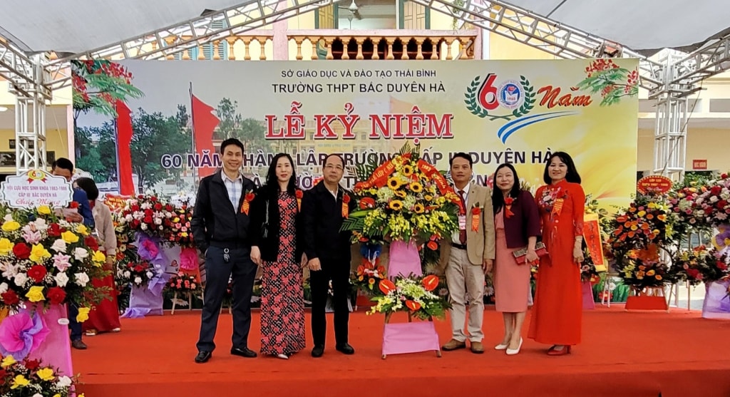 Tập thể lớp 12C năm học 1989-1992 chúc mừng các thầy cô nhà trường nhân kỷ niệm 60 năm Ngày thành lập. Tập thể lớp 12C năm học 1989-1992 chúc mừng các thầy cô nhà trường nhân kỷ niệm 60 năm Ngày thành lập.