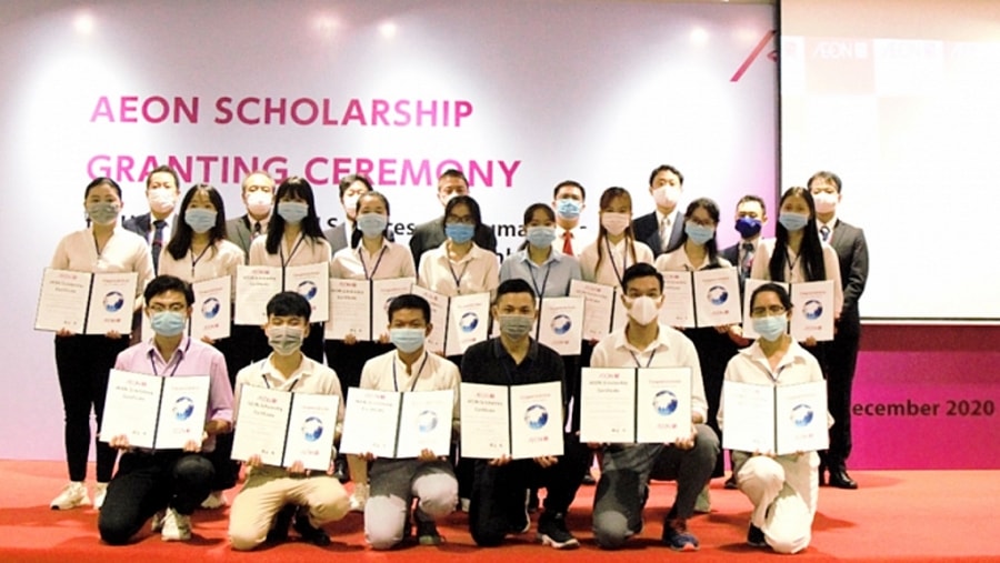 Các bạn sinh viên trường ĐH Khoa học Xã hội & Nhân văn nhận học bổng AEON 2020