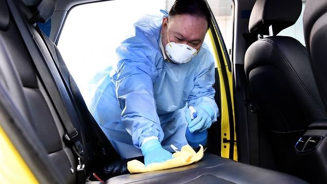 Họ cũng phải làm sạch và khử trùng xe taxi của mình sau khi hoàn thành mỗi chuyến đi (Ảnh: ComfortDelGro) Họ cũng phải làm sạch và khử trùng xe taxi của mình sau khi hoàn thành mỗi chuyến đi (Ảnh: ComfortDelGro)