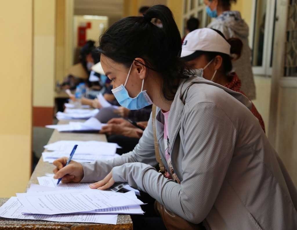 Bắt đầu từ buổi sáng đã có rất đông tiểu thương chợ Hạ Long I tới khai báo thông tin để tiêm vắc xin phòng Covid-19. Bắt đầu từ buổi sáng đã có rất đông tiểu thương chợ Hạ Long I tới khai báo thông tin để tiêm vắc xin phòng Covid-19.