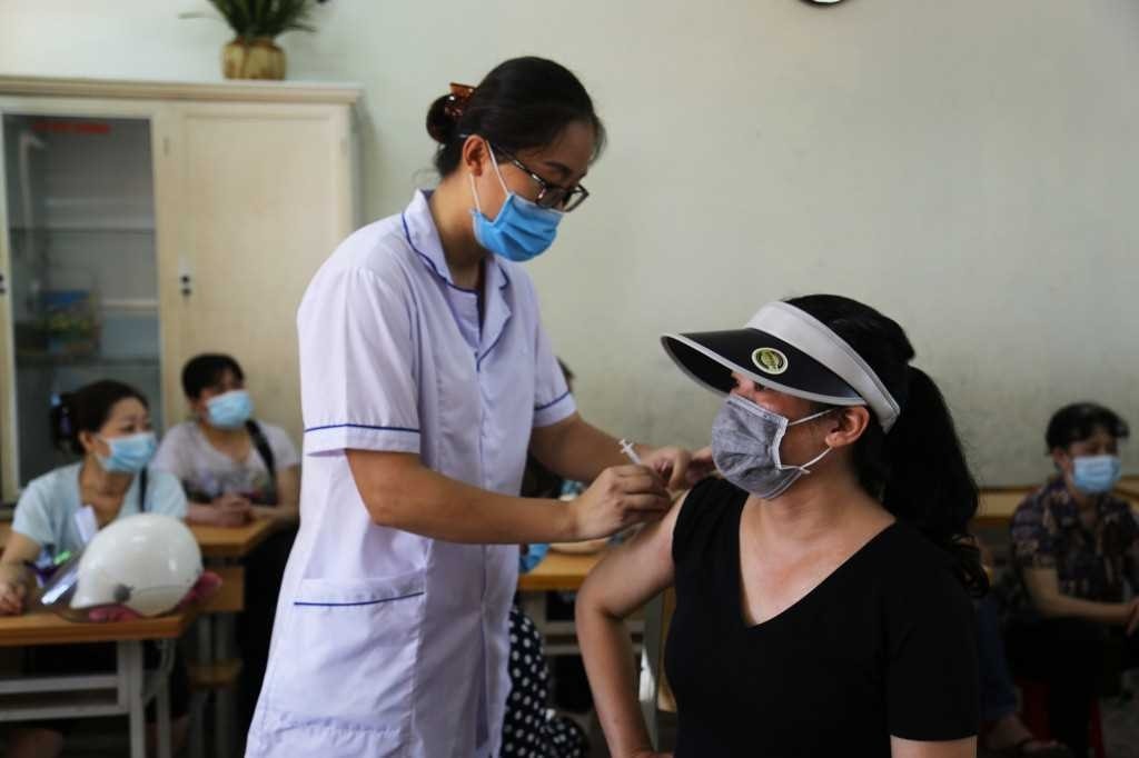 Nhân viên Trung tâm Y tế TP Hạ Long thực hiện tiêm vắc xin phòng Covid-19, mũi 1, cho tiểu thương Chợ Hạ Long I. Nhân viên Trung tâm Y tế TP Hạ Long thực hiện tiêm vắc xin phòng Covid-19, mũi 1, cho tiểu thương Chợ Hạ Long I.