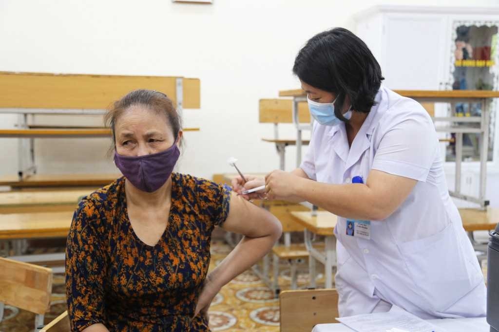 Trong ngày, đã có 1.200 tiểu thương chợ Hạ Long I được tiêm vắc xin phòng Covid-19, mũi 1. Trong ngày, đã có 1.200 tiểu thương chợ Hạ Long I được tiêm vắc xin phòng Covid-19, mũi 1.