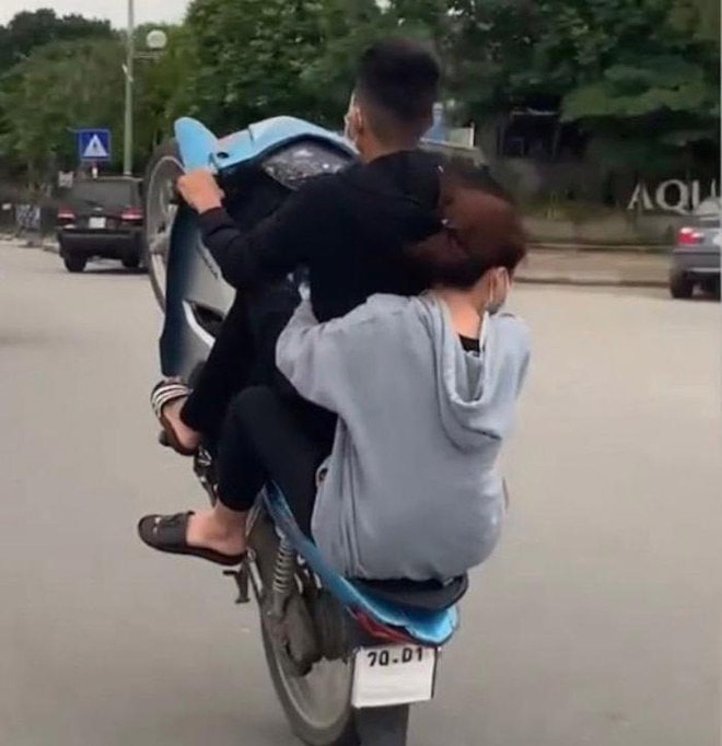 14 đối tượng bốc đầu đua xe máy ở Hà Nội bị phạt tù