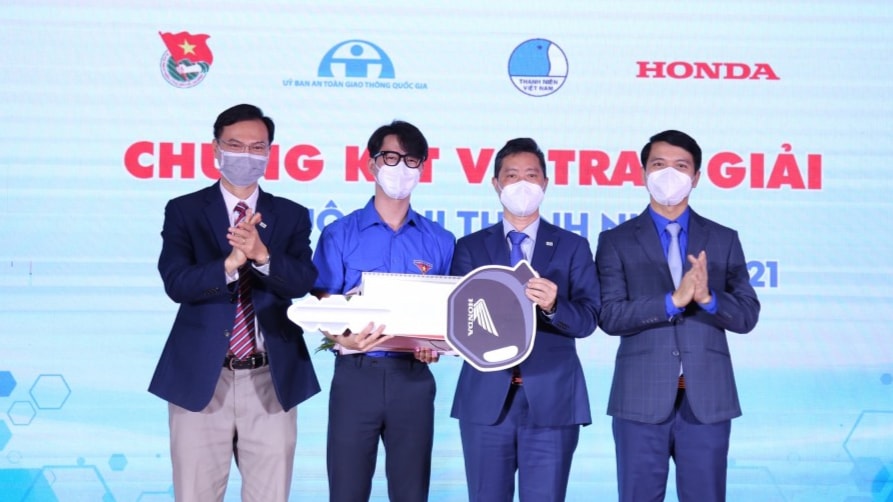Các vị đại biểu trao phần thưởng đến thí sinh... Thân, giải Nhất cuộc thi Các vị đại biểu trao phần thưởng đến thí sinh... Thân, giải Nhất cuộc thi