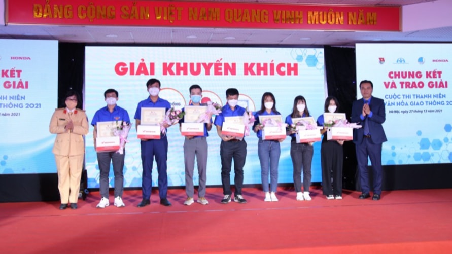 Ban tổ chức trao giải Khuyến khích đến các thí sinh Ban tổ chức trao giải Khuyến khích đến các thí sinh