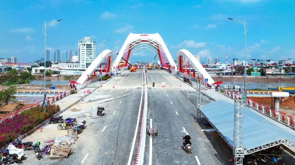 Cầu Rào 1 có quy mô 4 làn xe cơ giới, 2 làn xe hỗn hợp, dải phân cách, dải an toàn, vỉa hè hai bên Cầu Rào 1 có quy mô 4 làn xe cơ giới, 2 làn xe hỗn hợp, dải phân cách, dải an toàn, vỉa hè hai bên