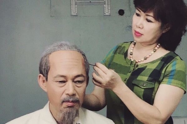 Nghệ sĩ Ưu tú Tiến Hợi hóa trang để vào vai Bác Hồ Nghệ sĩ Ưu tú Tiến Hợi hóa trang để vào vai Bác Hồ