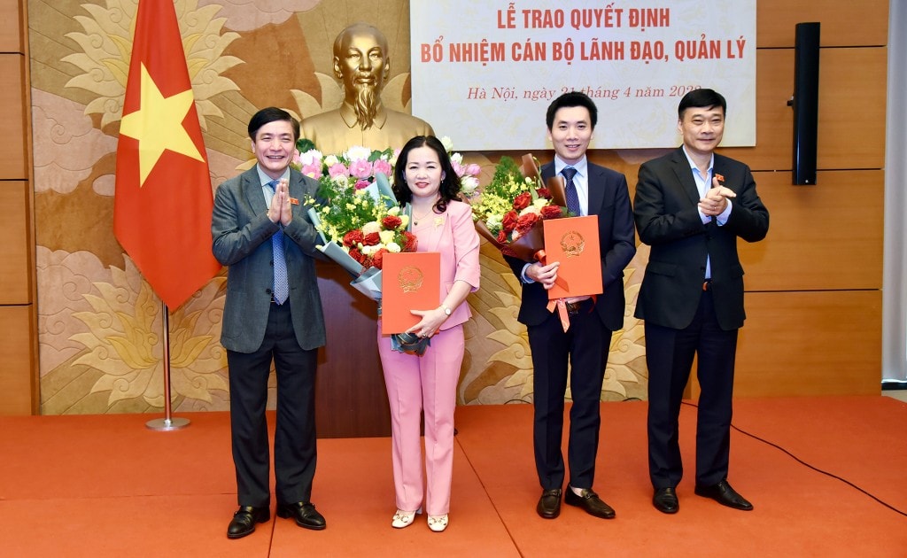 Tổng Thư ký Quốc hội, Bí thư Đảng ủy cơ quan Văn phòng Quốc hội, Chủ nhiệm Văn phòng Quốc hội Bùi Văn Cường và Chủ nhiệm Ủy ban Kinh tế Vũ Hồng Thanh trao Quyết định bổ nhiệm Tổng Biên tập Báo Đại biểu Nhân dân (in và Điện tử) đối với bà Phạm Thị Thanh Huyền và Quyết định giao phụ trách Vụ Kinh tế đối với ông Tạ Lê Thanh Tổng Thư ký Quốc hội, Bí thư Đảng ủy cơ quan Văn phòng Quốc hội, Chủ nhiệm Văn phòng Quốc hội Bùi Văn Cường và Chủ nhiệm Ủy ban Kinh tế Vũ Hồng Thanh trao Quyết định bổ nhiệm Tổng Biên tập Báo Đại biểu Nhân dân (in và Điện tử) đối với bà Phạm Thị Thanh Huyền và Quyết định giao phụ trách Vụ Kinh tế đối với ông Tạ Lê Thanh