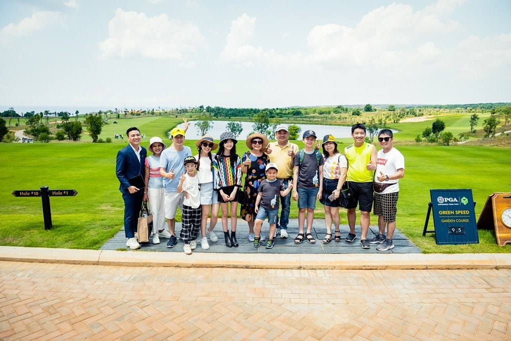 MC Thanh Thảo cùng đại gia đình trải nghiệm sân golf chuẩn PGA 36 hố trong chuyến du lịch tới NovaWorld Phan Thiet. Ảnh: NovaWorld Phan Thiet MC Thanh Thảo cùng đại gia đình trải nghiệm sân golf chuẩn PGA 36 hố trong chuyến du lịch tới NovaWorld Phan Thiet. Ảnh: NovaWorld Phan Thiet
