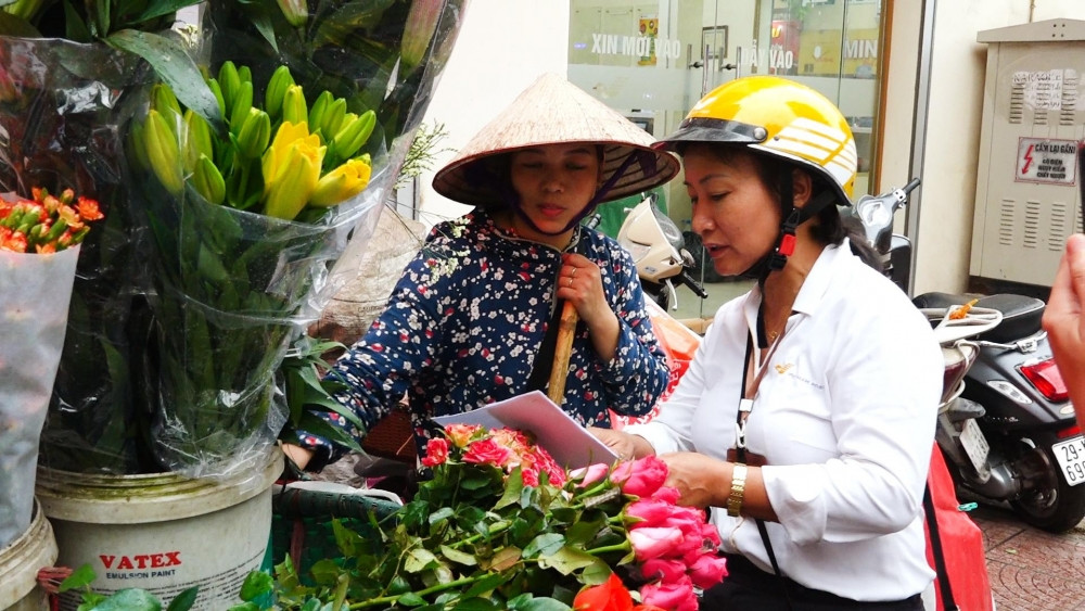 Quận Long Biên: Hộ nghèo, cận nghèo được hỗ trợ 100% tiền tham gia BHXH tự nguyện Quận Long Biên: Hộ nghèo, cận nghèo được hỗ trợ 100% tiền tham gia BHXH tự nguyện