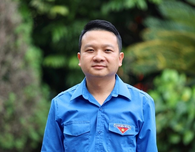 Anh Triệu Trí Lộc, sinh năm 1988; dân tộc Dao; quê quán xã Minh An, huyện Văn Chấn, tỉnh Yên Bái, trình độ chuyên môn: thạc sĩ Chính trị học; cử nhân Vật lý.