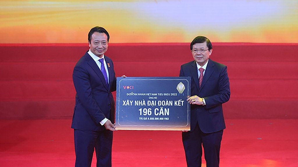 Ông Nguyễn Hữu Dũng (bên phải,Phó Chủ tịch UBTƯ MTTQ Việt Nam) nhận 16 căn nhà hỗ trợ người dân gặp bão lũ và 212 căn nhà đại đoàn kết