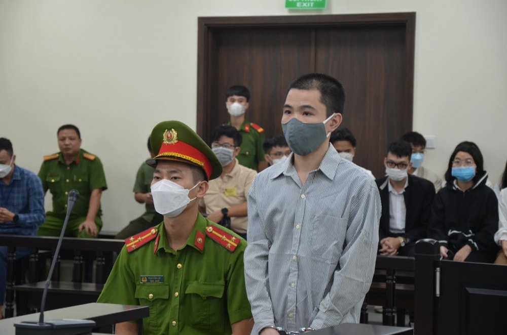 Xét xử vụ đóng đinh vào đầu bé gái 3 tuổi: Bị cáo bình tĩnh khai nhận hành vi