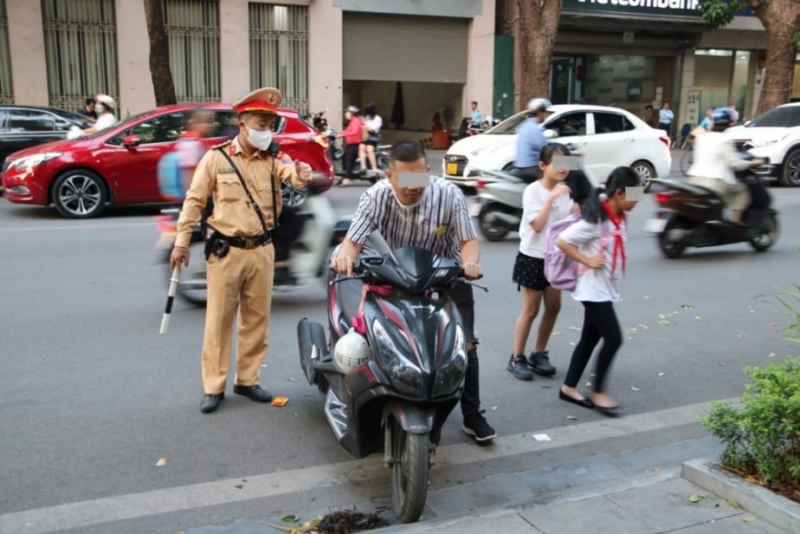 Một trường hợp phụ huynh đưa trẻ đến trường vi phạm Luật giao thông đường bộ