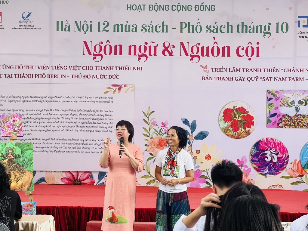 Bà Khúc Thị Hoa Phượng - Giám đốc NXB Phụ nữ Việt Nam (bên trái) chia sẻ với các em học sinh và độc giả về hoạt động cộng đồng