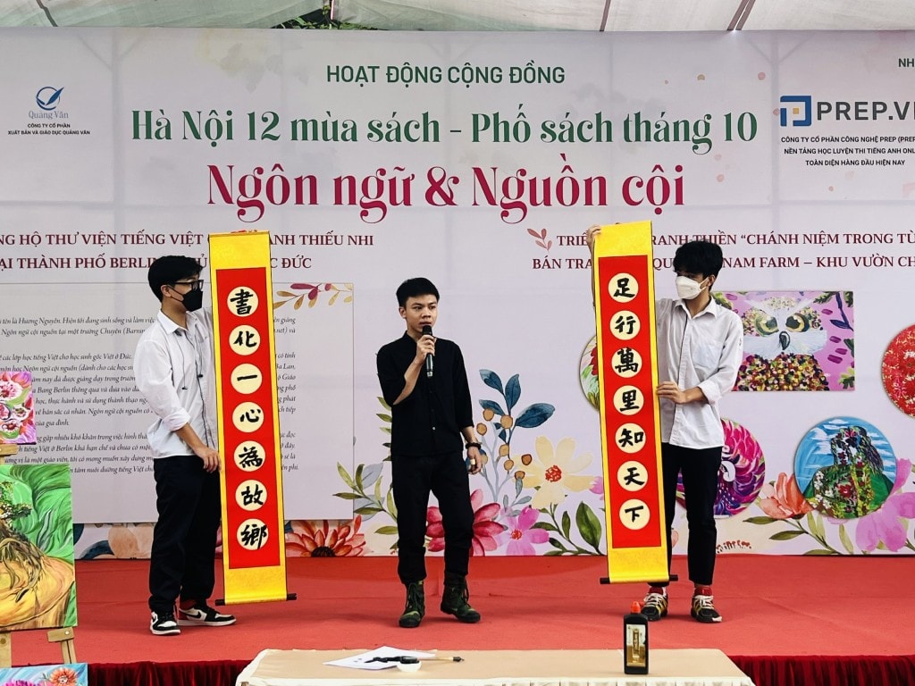 Hoạt động viết và giới thiệu thư pháp chữ Hán Hoạt động viết và giới thiệu thư pháp chữ Hán
