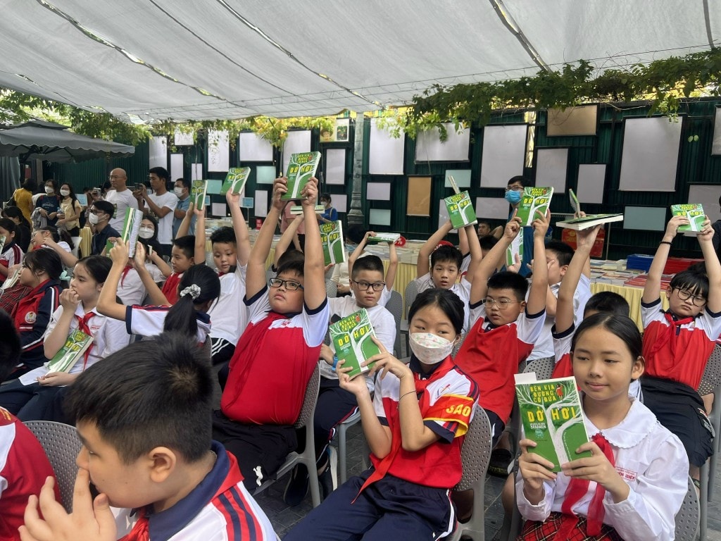 Các em học sinh hào hứng với chương trình và những cuốn sách Các em học sinh hào hứng với chương trình và những cuốn sách