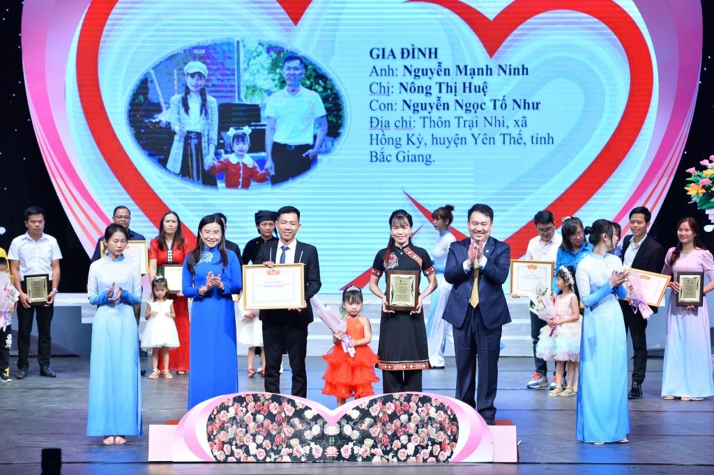 Các gia đình trẻ tiêu biểu được tuyên dương