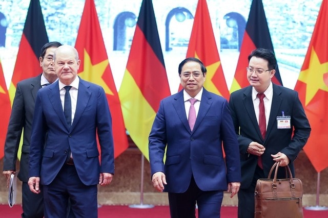 Thủ tướng Phạm Minh Chính tiễn Thủ tướng Olaf Scholz đến Trụ sở Văn phòng Trung ương Đảng để hội kiến Tổng Bí thư Nguyễn Phú Trọng - Ảnh VGP/Nhật Bắc