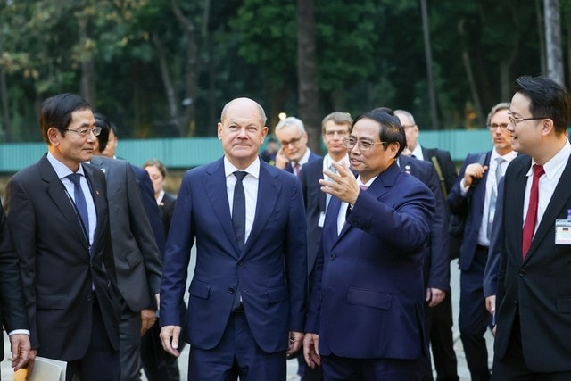 Thủ tướng Phạm Minh Chính giới thiệu với Thủ tướng Olaf Scholz kiến trúc trụ sở các cơ quan - Ảnh VGP/Nhật Bắc