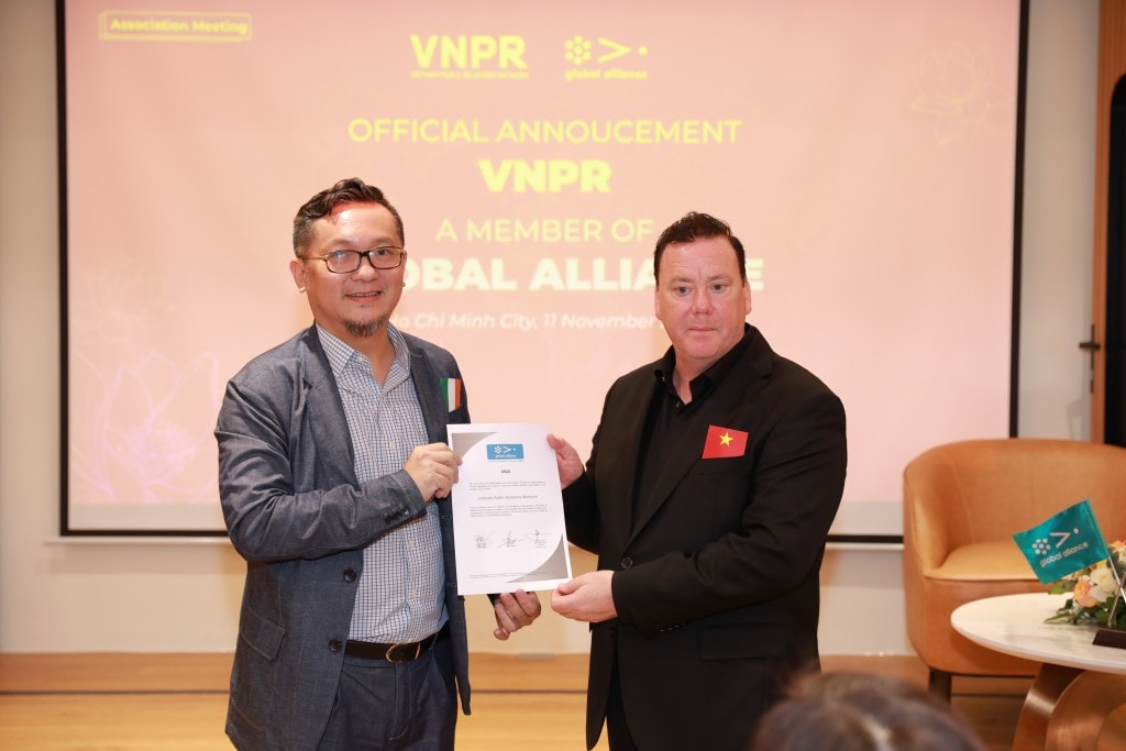 Ông Justin Green trao giấy chứng nhận tư cách thành viên trong mạng lưới toàn cầu cho ông Nguyễn Khoa Mỹ – Chủ tịch VNPR Ông Justin Green trao giấy chứng nhận tư cách thành viên trong mạng lưới toàn cầu cho ông Nguyễn Khoa Mỹ – Chủ tịch VNPR