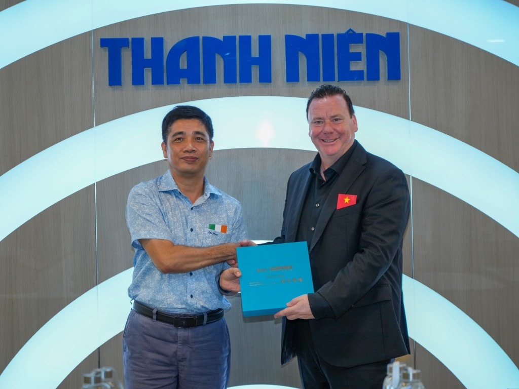Ông Lâm Hiếu Dũng – Phó Tổng biên tập Báo Thanh Niên chụp hình lưu niệm cùng ông Justin Green Ông Lâm Hiếu Dũng – Phó Tổng biên tập Báo Thanh Niên chụp hình lưu niệm cùng ông Justin Green