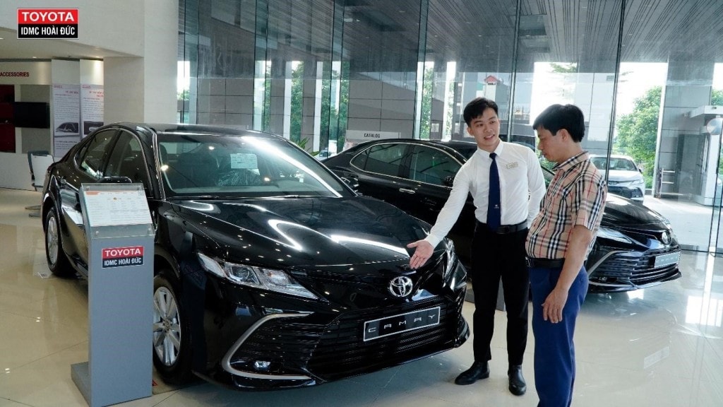 Tư vấn bán hàng hỗ trợ khách tìm hiểu xe mới