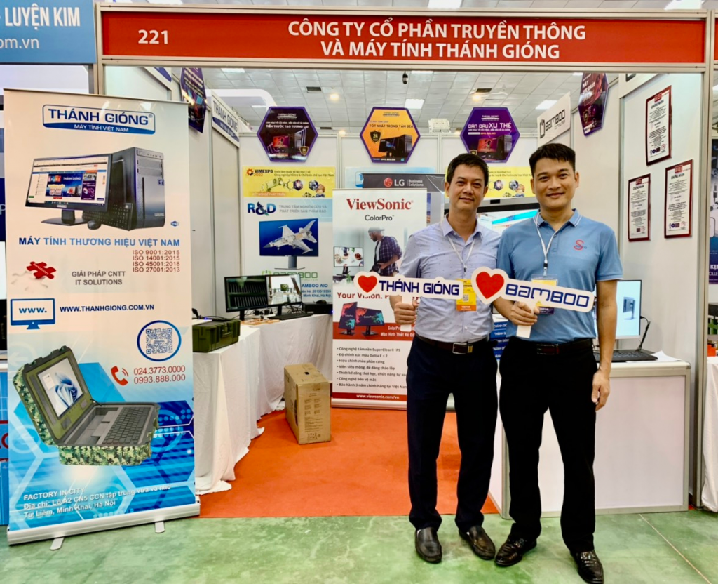 Ông Lại Hoàng Dương, Giám đốc Công ty Cổ phần Truyền thông và Máy tính Thánh Gióng (phải) tại Lễ tôn vinh “Hàng Việt Nam được người tiêu dùng yêu thích” thành phố Hà Nội năm 2022