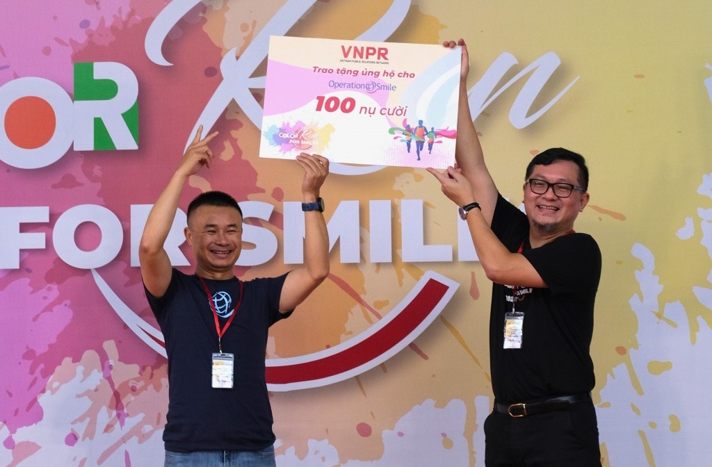 Đại diện VNPR trao tặng khoản ủng hộ cho đại diện Operation Smile Việt Nam Đại diện VNPR trao tặng khoản ủng hộ cho đại diện Operation Smile Việt Nam