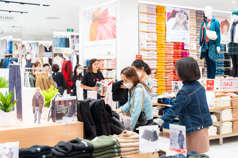 Uniqlo là một trong những thương hiệu dẫn đầu “đường đua”, tung ưu đãi tưng bừng đồng giá hàng loạt sản phẩm từ 199.000 vnđ