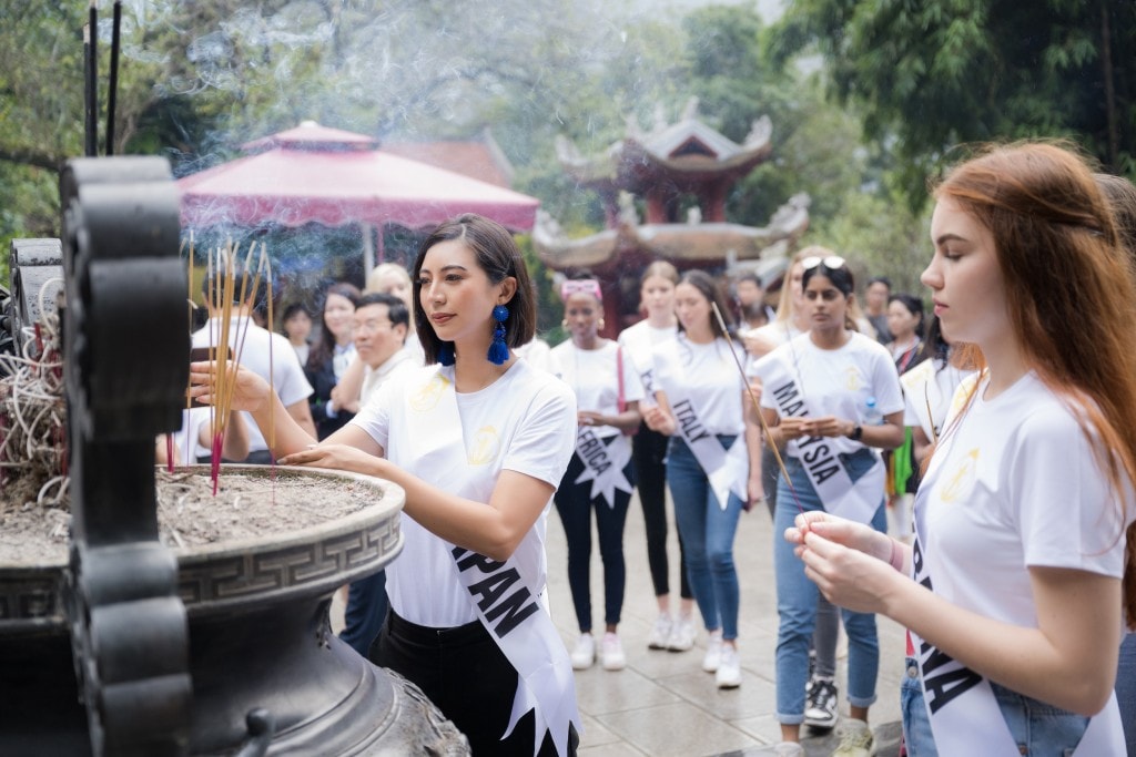Các thí sinh dâng hương tại Tây Thiên