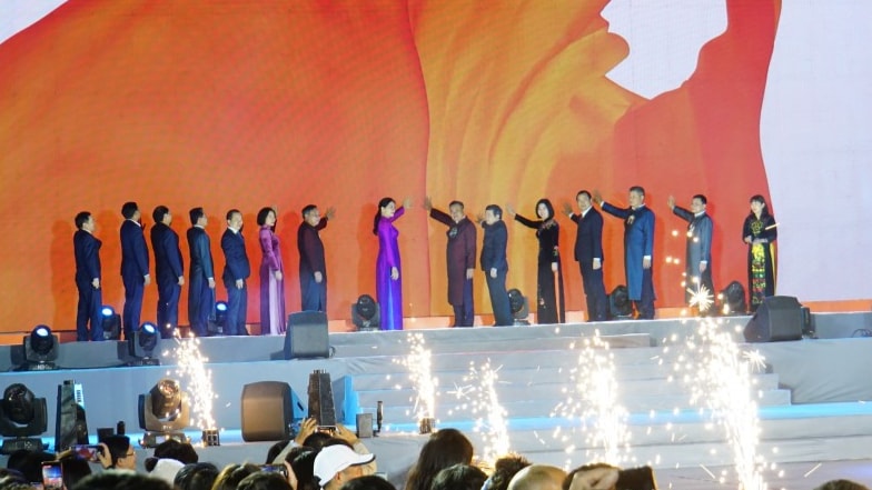 Các đại biểu cũng đã nhấn nút khai mạc Lễ hội Áo dài Du lịch Hà Nội 2022.