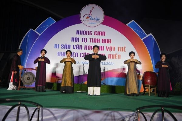 Tiết mục trình diễn của thành phố Hà Nội tại sân khấu chính Tiết mục trình diễn của thành phố Hà Nội tại sân khấu chính