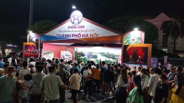 Người dân và du khách tại Bạc Liêu tham quan gian trưng bày, trình diễn giới thiệu di sản văn hóa phi vật thể Ca trù của đoàn thành phố Hà Nội Người dân và du khách tại Bạc Liêu tham quan gian trưng bày, trình diễn giới thiệu di sản văn hóa phi vật thể Ca trù của đoàn thành phố Hà Nội