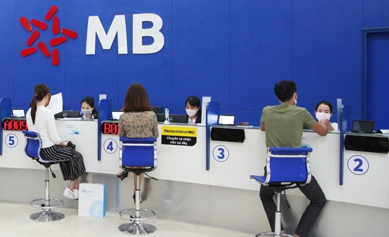 Lãi suất liên ngân hàng giảm với VND, tăng với USD