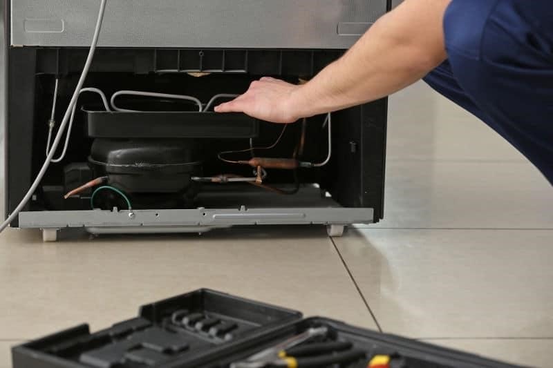 Bạn có thể tự kiểm tra khay dưới tủ lạnh khi có tiếng động lạ