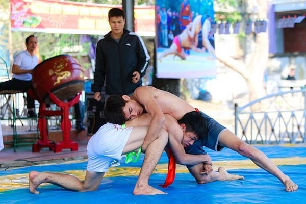 Thanh niên làng Bùng thi đấu sôi nổi