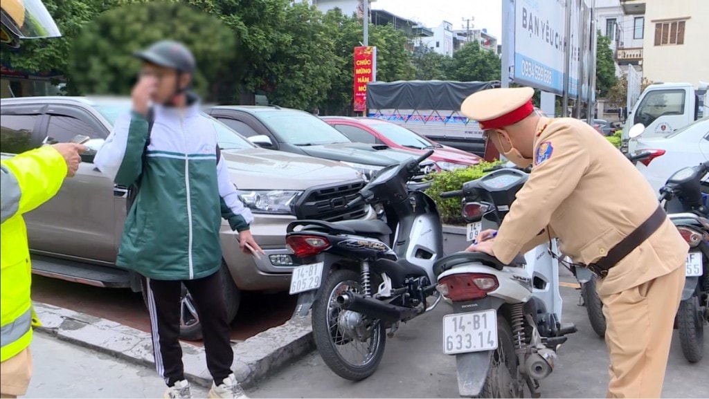 Chưa đủ 16 tuổi nhưng học sinh này đã điều khiển xe mô tô